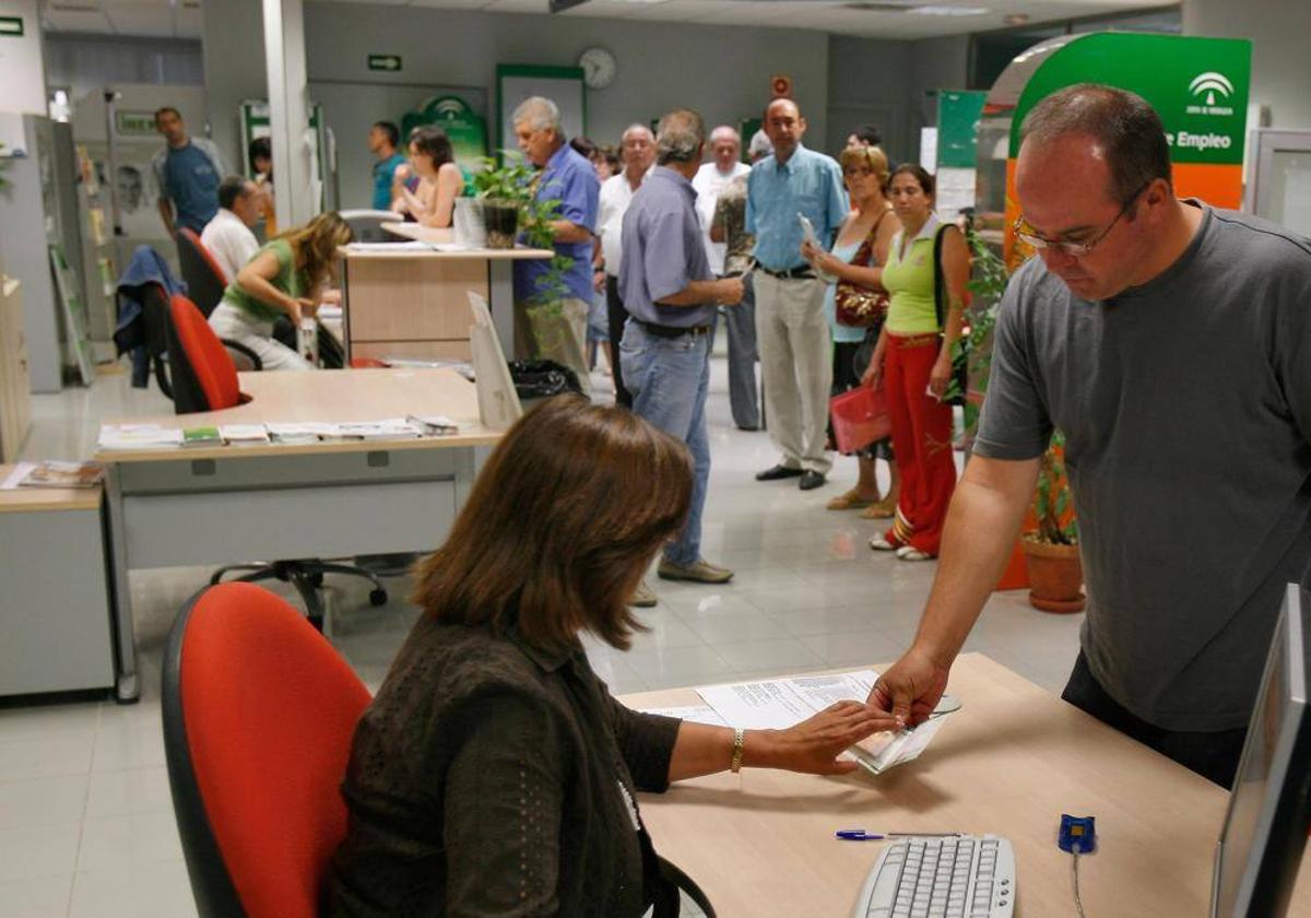 La CEA advierte que la bajada del paro en Andalucía no va en